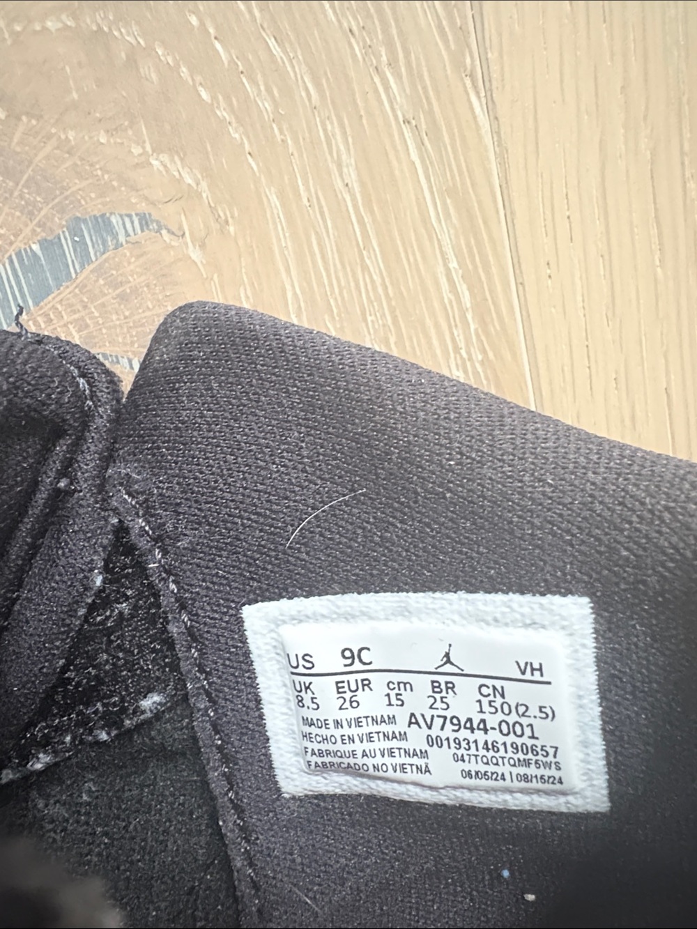 Jordan Sneakers - Picture 4 of 4